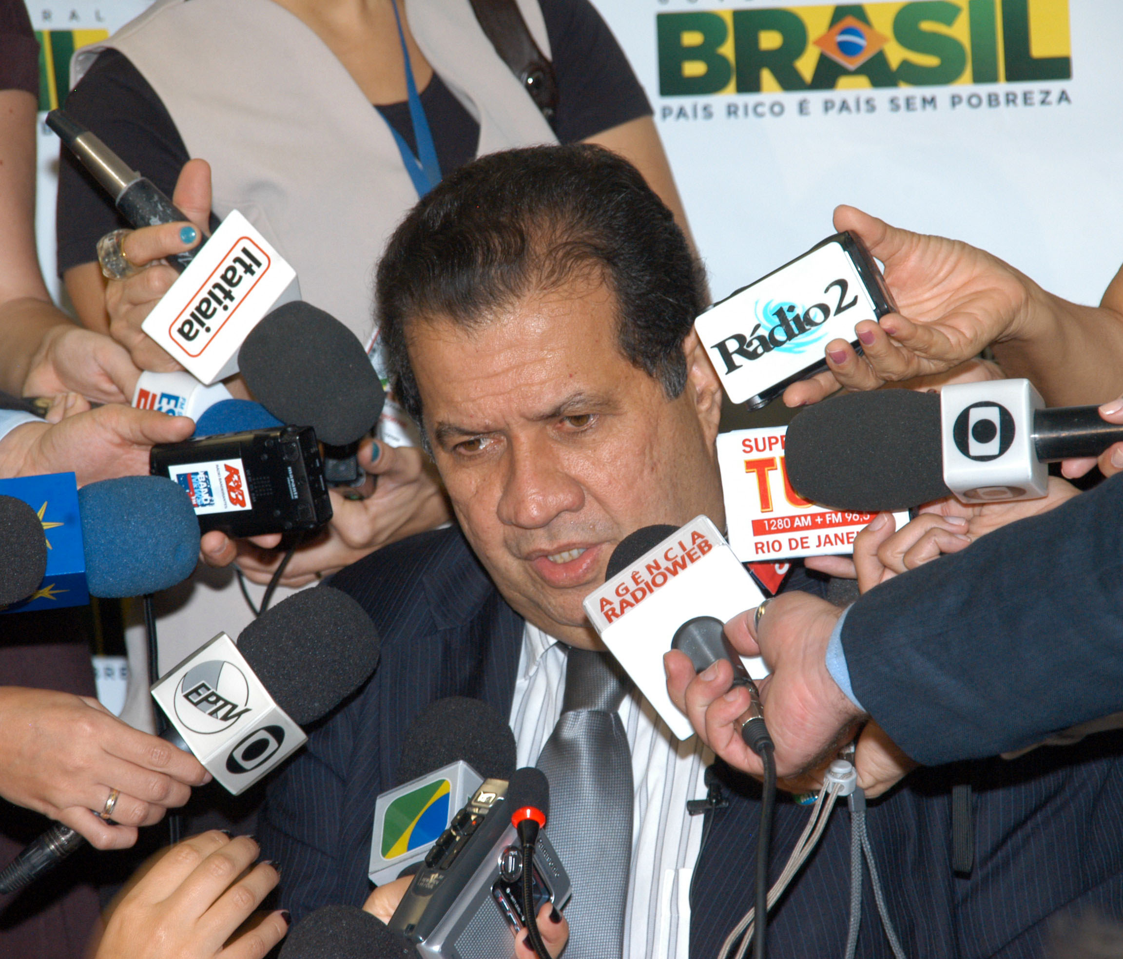 Ministro Carlos Lupi durante coletiva apos divulgaçao do caged de junho 2011
